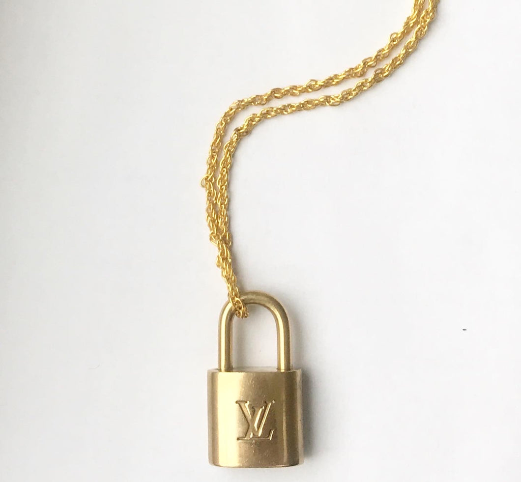 Halsband med hänglås (Louis Vuitton) - PriDesign